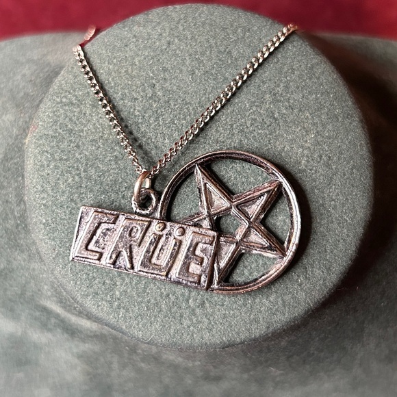 DEADSTOCK 1980’s VINTAGE MOTLEY CRÜE NECKLACE POKER ALCHEMY METAL MERCHANDISE - Picture 2 of 3